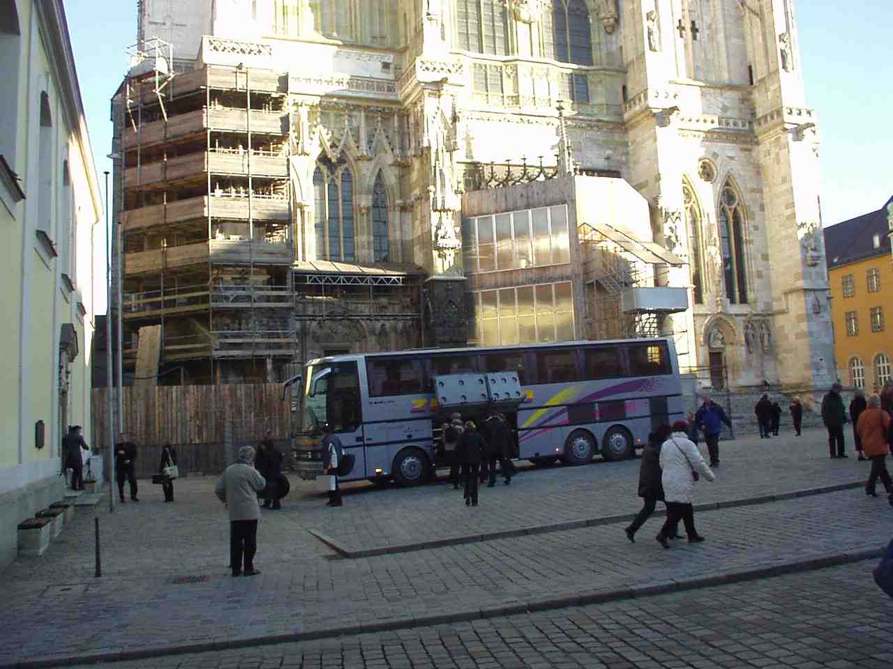 Dom, Stiftskirche mit Bus